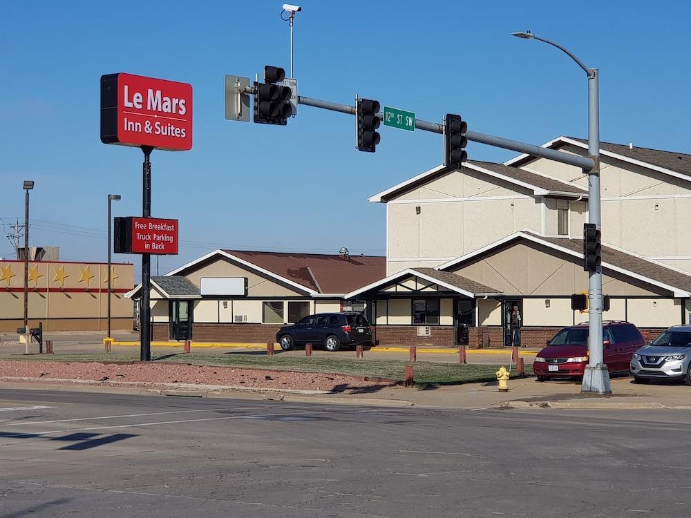 Le Mars Inn And Suites Екстериор снимка